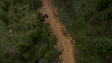 Hava aracının yağmurun öptüğü merdiven yolunu yakalayıp sırlarını gizlemesiyle havanın ihtişamının tadını çıkarın. Dramatik bir yansıma hissi uyandırıyor ve doğayla olan uyumunu derinleştiriyor.