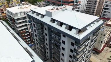 İnşaat sahasında tamamlanmak üzere olan çok katlı bir binanın kaliteli hava çekimiyle kaydedilen ilerlemeyi gözlemleyin, inşaatın kendini adamışlığını ve uzmanlığını vurgulayın