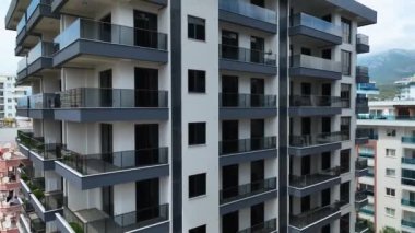 İnşaatın son aşamasındaki çok katlı bir binanın insansız hava araçları kalitesinde üstün bir görüş açısı elde etmek, titiz işçiliğin bir örneği..