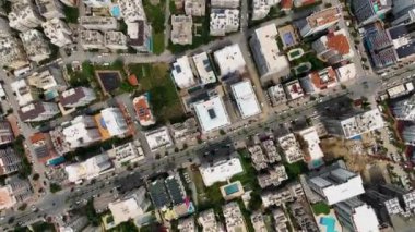 Değişik ev tipleriyle karakterize edilen canlı mahalleyi gösteren etkileyici bir hava görüntüsüyle kentsel duvar halısının açılışına tanık olun..
