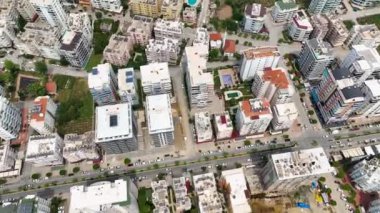 Kuşbakışı bir perspektif kazanın. Yeni şehir merkezini süsleyen çok yönlü ev tasarımlarını gösteren havadan bir bakış açısı..