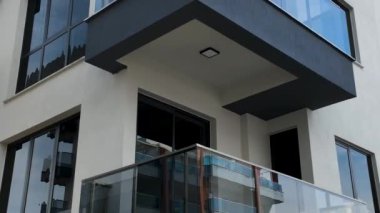 Büyüleyici komşuluk mozaiğini, yeni şehir bölgesindeki ev stillerinin karışımını güzel bir şekilde gösteren havadan çekilmiş bir fotoğrafla yakalayın..