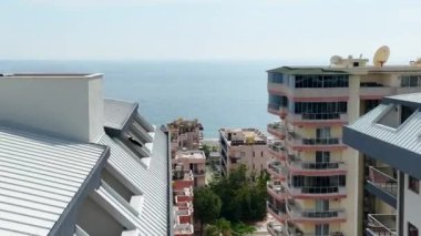 İHA şu anda geliştirilmekte olan yerleşim merkezinin çarpıcı hava görüntülerini çekerken gökyüzünde kaydedilen gelişmelere tanık olun..
