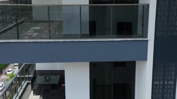 プレミアム品質のドローンは 建設現場で完了する前に 複数階建ての建物の壮麗さをキャプチャするとして壮大な進歩に驚嘆 — ストック動画