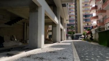 Kendinizi şehir senfonisine daldırın. Etkileyici bir hava çekimi ile yeni yerleşim alanındaki evlerin eklektik karışımını yakalayın..