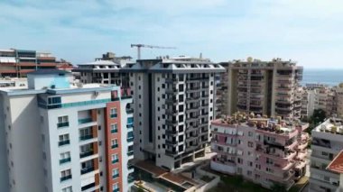 Kendinizi şehir senfonisine daldırın. Etkileyici bir hava çekimi ile yeni yerleşim alanındaki evlerin eklektik karışımını yakalayın..