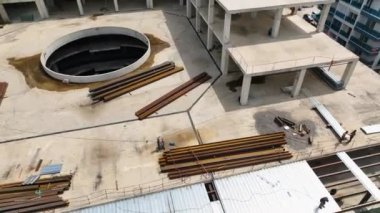 Arttırılmış bir bakış açısı kazan ve insansız hava aracı tarafından güzelce yakalanan ticari tesisin çatısını su geçirmez hale getirme sürecine tanık ol..