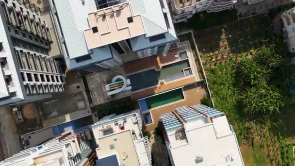 ドローンは住宅団地の建設現場の空中の視点を提供するとして見事な屋上の景色にふける — ストック動画