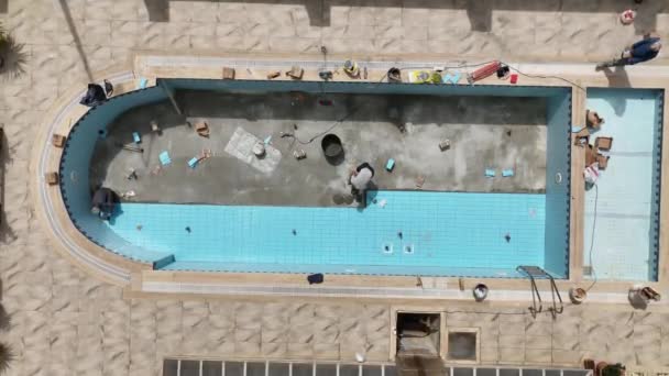 Pohleďte Fascinující Pohled Shora Jak Dron Zmocňuje Dokončeného Bazénu Dělníky — Stock video