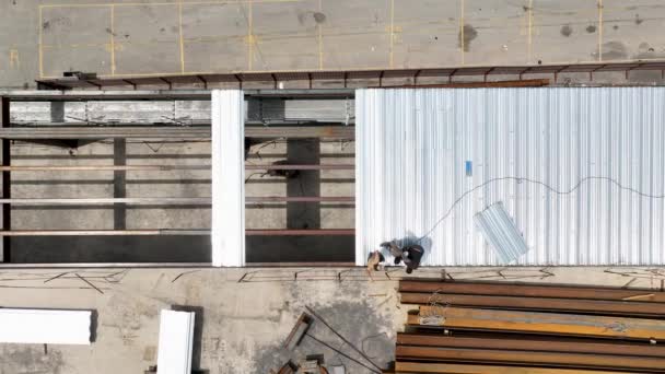 시설을 상업용 건물의 지붕을 준비하고 포착하여 놀라운 경관을 경험하게 — 비디오