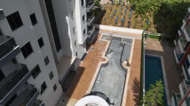 İHA 'nın ilk inşa aşamasında bir yerleşim tesisinin havadan görüntüsünü yakaladığı bir okyanus manzaralı vaha doğuşuna tanık olun..