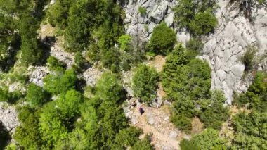 Dağ görkeminin ihtişamını hissedin. İnsansız hava aracı, canlı bir bahar yeşilliğinin kucakladığı nefes kesici zirvelerin hayranlık uyandıran havadan görüntüsünü yakalıyor..