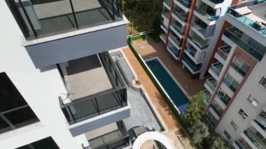 Kıyı hayalperestlerine katılın. İnsansız hava aracı büyüleyici bir hava manzarası sunuyor. Büyüleyici okyanus kıyısı boyunca oluşan bir yerleşim kompleksi..