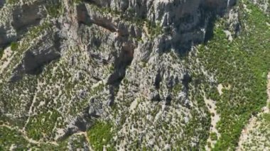 Efsanevi zirvelerin görkemli güzelliğini, canlı bir bahar ormanını ve insansız hava aracının nefes kesici bir panorama yakaladığı sakin bir dağ nehrini tecrübe edin..
