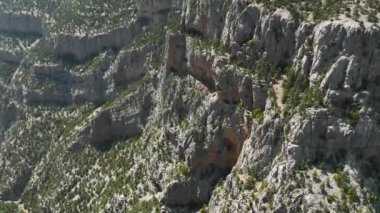 Karşınızda hayranlık uyandıran manzaralar. İnsansız hava aracı destansı dağlara büyüleyici bir hava bakışı sunuyor. Canlı bir bahar ormanı ve resimli bir dağ nehri..