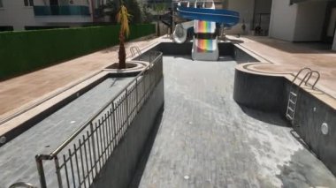 İnsansız hava aracı son inşa aşamalarında birinci sınıf bir konut kompleksinin havadan görüntüsünü alırken okyanus kıyısındaki zarafetin tadını çıkarın..