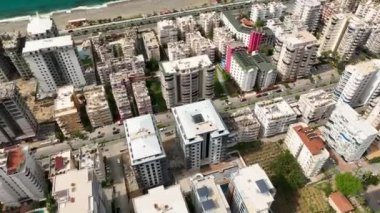 İnsansız hava aracı birinci sınıf bir konutun büyüleyici bir hava perspektifini sunarken deniz kıyısındaki lüksün yükselişine hayret etmek.