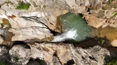 İnsansız hava aracının huzurlu tepeleri, yemyeşil bir bahar ormanı ve sakin bir dağ nehri yakaladığı doğada huzuru bul..