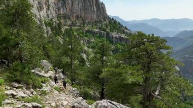 İnsanlar destansı dağların, sakin bir bahar ormanının ve yukarıdan çekilen pitoresk şelalelerin ortasındaki antik patikaları keşfederken doğada büyüleyici bir yolculuğa çıkın..