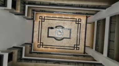 Mimari bir mucizeye tanık olun. İnsansız hava aracı, üst düzey evlerin görüntüsünü sağlıyor.