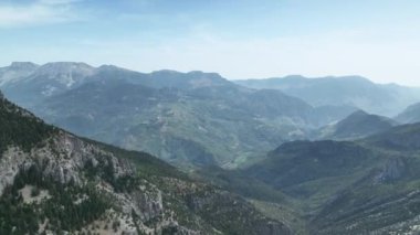 Güney hindilerinin vahşi ve vahşi güzelliğine tanık olun heybetli dağ ve orman sıraları büyüleyici hava görüntüleriyle gözler önüne seriliyor..