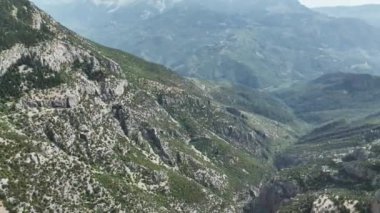Büyüleyici bir yabanda görsel bir yolculuğa çıkın, görkemli bir ormana ve yukarıdan yakalanmış yeşil bir vahaya kurulmuş cennet köyüne tanıklık edin..