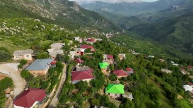 Maceraperest ruhların zaferini, yolculuklarının zirvesine ulaştıklarında bir dağ köyünün büyüleyici hava gösterisine tanıklık ederek tecrübe edin..