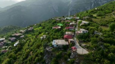 Dağların büyüleyici bir bakış açısıyla sona erdiğini gözlemleyin. Olağanüstü bir maceranın doruk noktasını gösteren manzaralı bir köy..