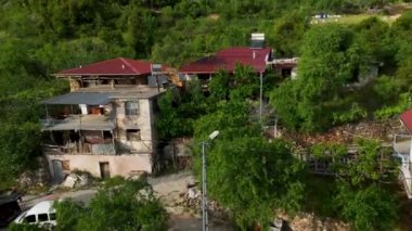 Yolculuğun acı tatlı sonunu, cesur maceracıların teselliyi bulduğu ve son zaferlerini kutladıkları bir dağ köyünün havadan görünüşüyle kucaklayın..