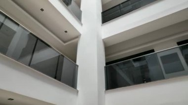 İnsansız hava aracının, çok katlı binaların havadan görüntüsünü yakaladığı, arka planda özel malzemeler sergilediği zarif zanaatkarlığın örneğini deneyimleyin.