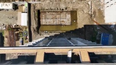 İnşaata en ön sıradan bir koltuk alın ve hayret verici bir şekilde evlerin şekillenmesini izleyin. Drone 'un titiz işçiliği ve ilerlemeyi nasıl yakaladığını izleyin..