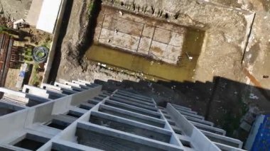 İnsansız hava aracı, yeni evlerin hayata geçirildiği canlı bir inşaat sahasına hava perspektifi sağladığı için kendinizi dönüşümlü bir manzaraya daldırın..