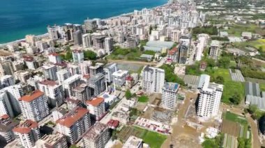 İnsansız hava aracı kıyı manzarasını şekillendiren bir çok inşaat alanının açılışını yaparken, dönüşümün ortasında bir deniz kenarı bölgesinin hava keşfine çıkın..