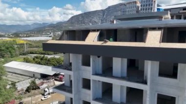 İnsansız hava aracı, lüks yaşam ortamını şekillendiren şantiyelerin bir panoramasını ortaya çıkarırken, prestijli bir mahalleyi hava yoluyla keşfetmeye başlayın..