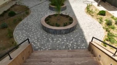 İHA 'nın birinci sınıf evler ve komplekslerin gelişimini yakaladığı inşaatın verimliliğini tecrübe edin..