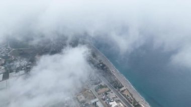 İnsansız hava aracının dramatik renklere bürünmüş bir kasabayı yakaladığı ve kuş bakışı bir hayret hissi uyandırdığı sinematik bulutları deneyimleyin..