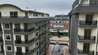 Havuzun ve devam eden konut projelerinin çarpıcı havadan çekimleri ile zemin seviyesinin ötesini araştır..