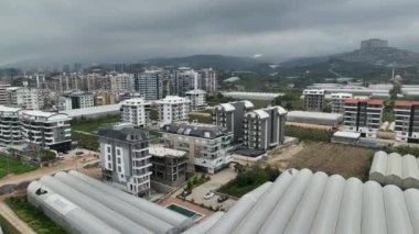 İHA havuzun tamamlanması ve birinci sınıf yerleşim alanındaki gelişmelerin nefes kesici bir fotoğrafını çekerken, manzaranın keyfini çıkarın..