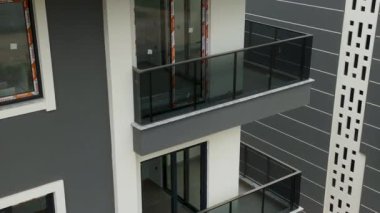 İnsansız hava aracı, lüks konut binalarıyla çevrili havuzun son rötuşlarını yakalıyor..