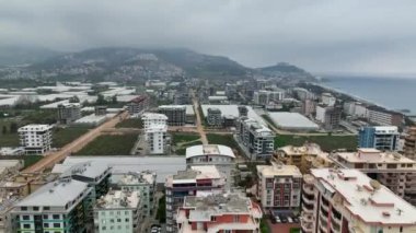 Havuz inşaatının son aşamalarına kuşbakışı bir bakış açısıyla tanık olun, su havuzu dolduruyor ve eksiksiz bir yalıtım kontrolü yapılıyor..