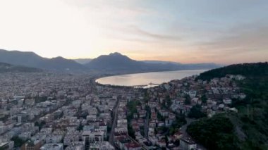 İHA sporcuların boks öncesi antrenmanlarını kaydederken kuş bakışı bir perspektif yakalayın, sabahın erken saatlerinde Kleopatra Sahili 'nde, basketbol sahasının yakınında gerçekleşir..