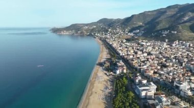 Kleopatra Sahili 'nin sahil cennetinde soluk kesici masmavi sularına sahip olmak büyüleyici bir hava bakış açısı..