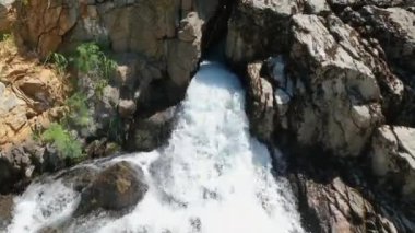 Türkiye 'nin güneyindeki şelaleye eşsiz bir bakış açısı kazandırın. İnsansız hava aracı büyüleyici manzarayı yukarıdan yakalıyor ve doğal ihtişamını gözler önüne seriyor..