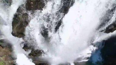 Türkiye 'nin güneyinde görkemli bir şelalenin mucizesini keşfedin. Şelalenin şelaleleri ilkbaharda eriyip, havadan bakıldıktan sonra zarifçe akar..
