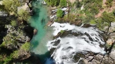 Türkiye 'nin güneyinde, yeşil ormanlardan oluşan yeşil bir cennetin ortasına kurulmuş zarif bir şelalenin ihtişamına tanık olun. İHA, kar eridikten sonra sinematik görüntüler yakalıyor..