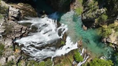 Büyüleyici bir şelaleye tanıklık ederken havadan bir mucizeye binin. Baharın dinginliğiyle kucaklaşan, yemyeşil ormanlarla çevrili, sinematik hava görüntüleriyle..