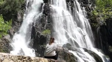 Ufkun ötesindeki heyecan verici bir hava macerasına çıkın. İnsansız hava aracı sizi Dünya Sonu Şelalesi 'nin kenarına götürür. Sizi dehşete düşüren sinematik sahneleri yakalar..