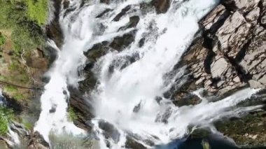 Bilinmeyene doğru büyüleyici bir yolculuğa çıkın. İnsansız hava aracı sizi gizemli Şelalenin Sonu Şelalesi 'nde havadan keşfe çıkarak bir merak hissi uyandıran sinematik çekimler yakalar..