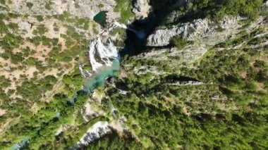 Şelalede kuş bakışı bir renk senfonisine tanık olun. İnsansız hava aracı canlı turkuazın ve saf beyaz renklerin uyumlu etkileşimini yakalar..