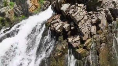 İnsansız hava araçlarına binmek gizemli şelalenin sisli cazibesine kapılmaktan zevk alır. Büyüleyici gök mavisi sularını yakalar. Dalgalanan beyaz sprey ve parıldayan gökkuşağı anlarını yakalar..